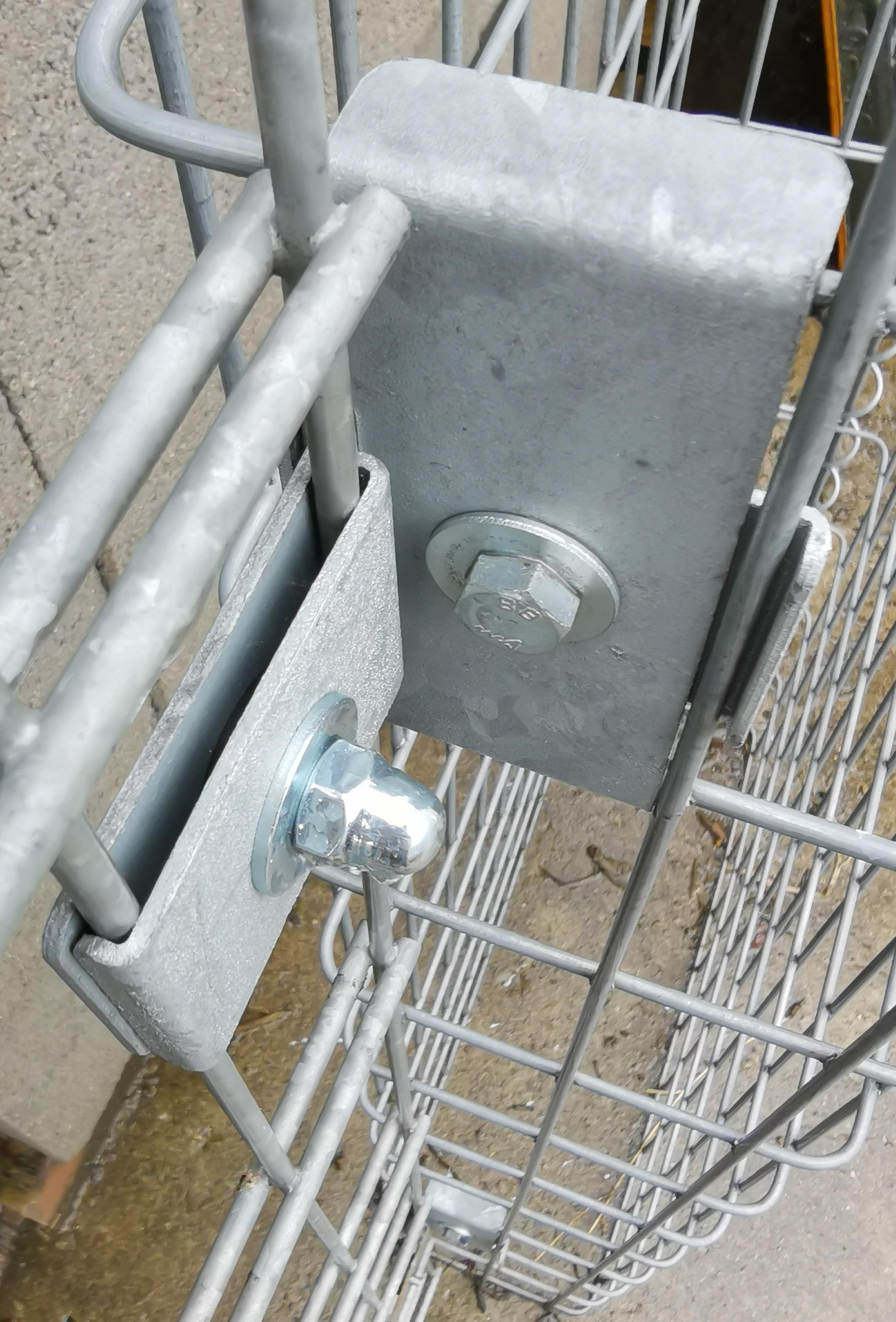 Klemme med hegnsholder 5 x 10 cm, til dobbelt stangmåtte, galvaniseret