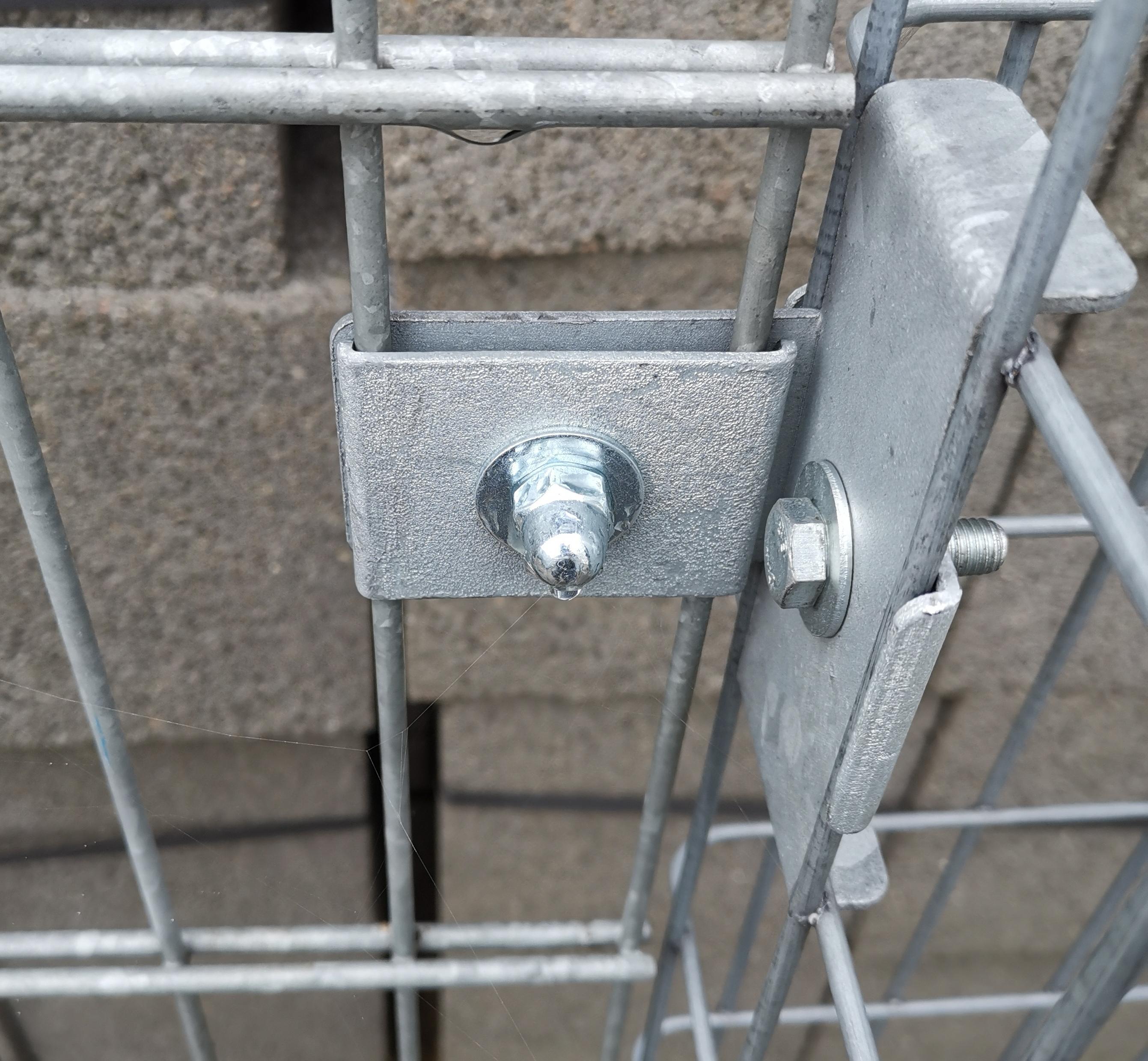 Klemme med hegnsholder 5 x 10 cm, til dobbelt stangmåtte, galvaniseret