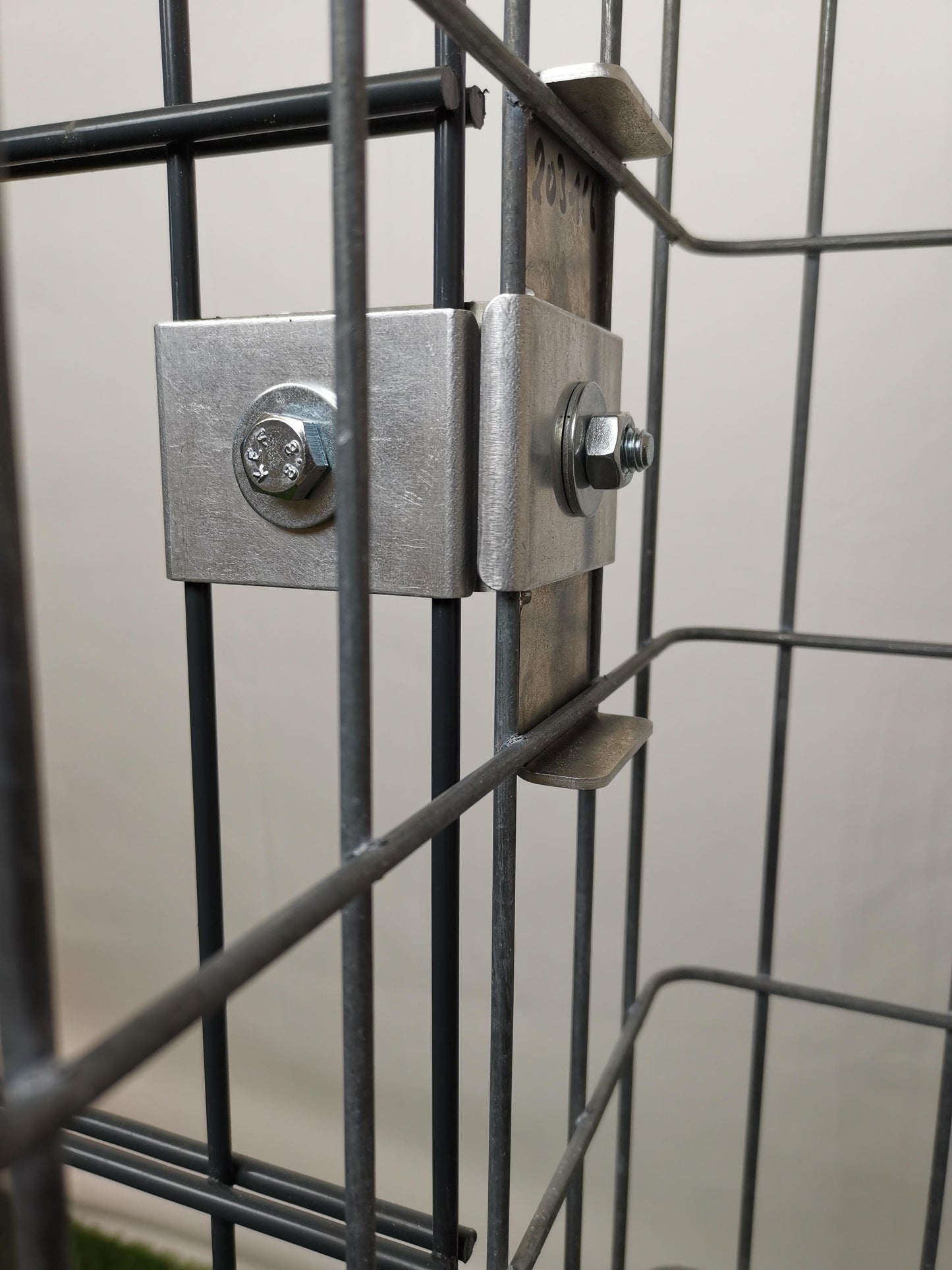 Klämma med staketfäste 5 x 10 cm för dubbelt trådnät, aluminium