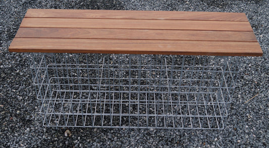 Panchina in gabbioni di legno Cumaru, 115 cm di lunghezza x 50 cm di altezza x 42 cm di profondità, zincata a caldo, MW 5 x 10 cm