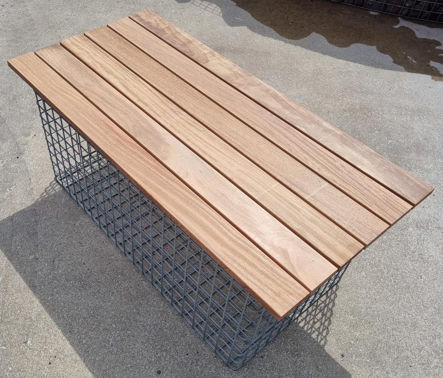 Trädgårdsbänk i Cumaru 102 x 45 x 52 cm, MW 5 x 5 cm, varmförzinkad