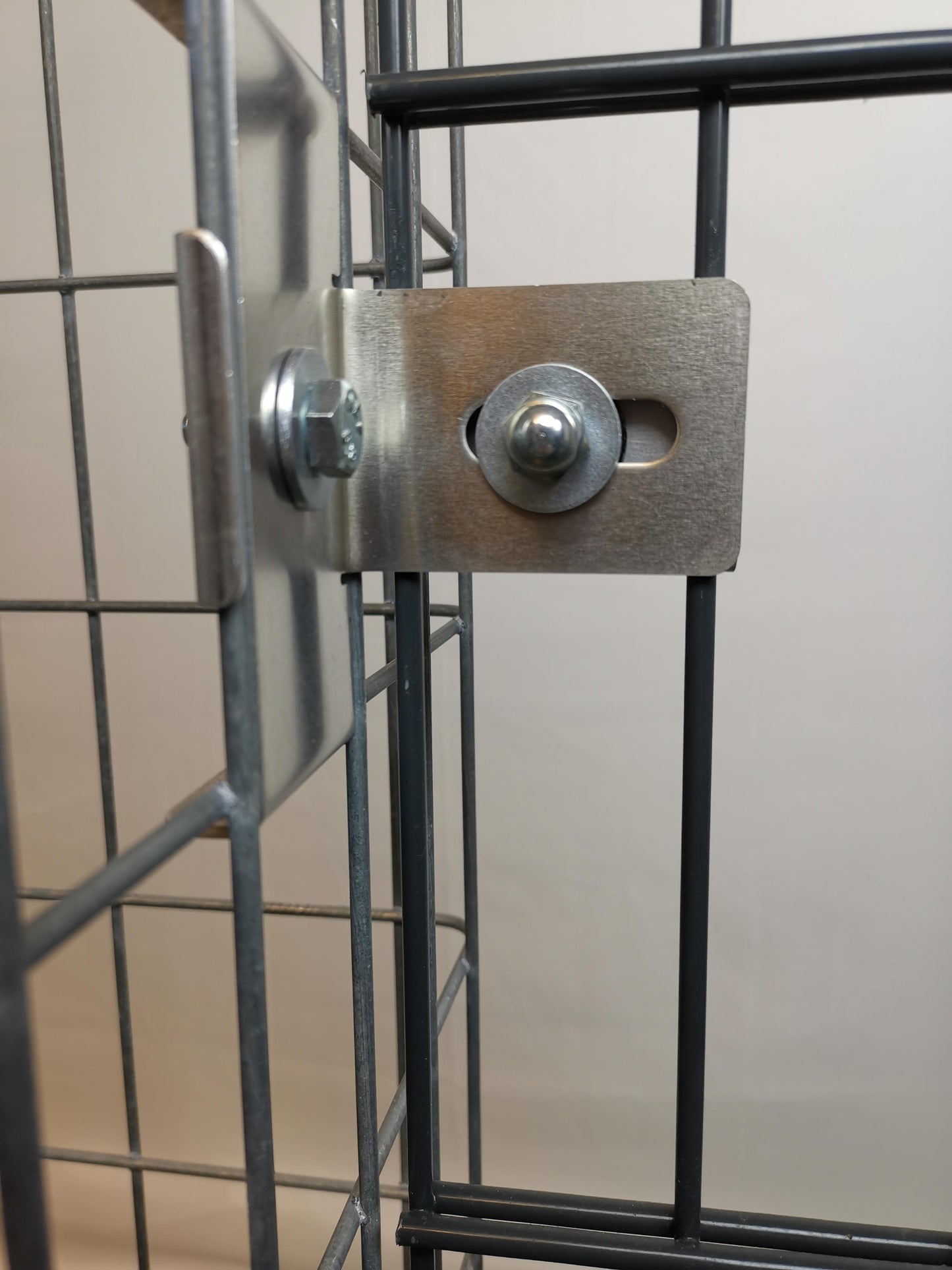 Klämma med staketfäste 5 x 10 cm för dubbelt trådnät, aluminium