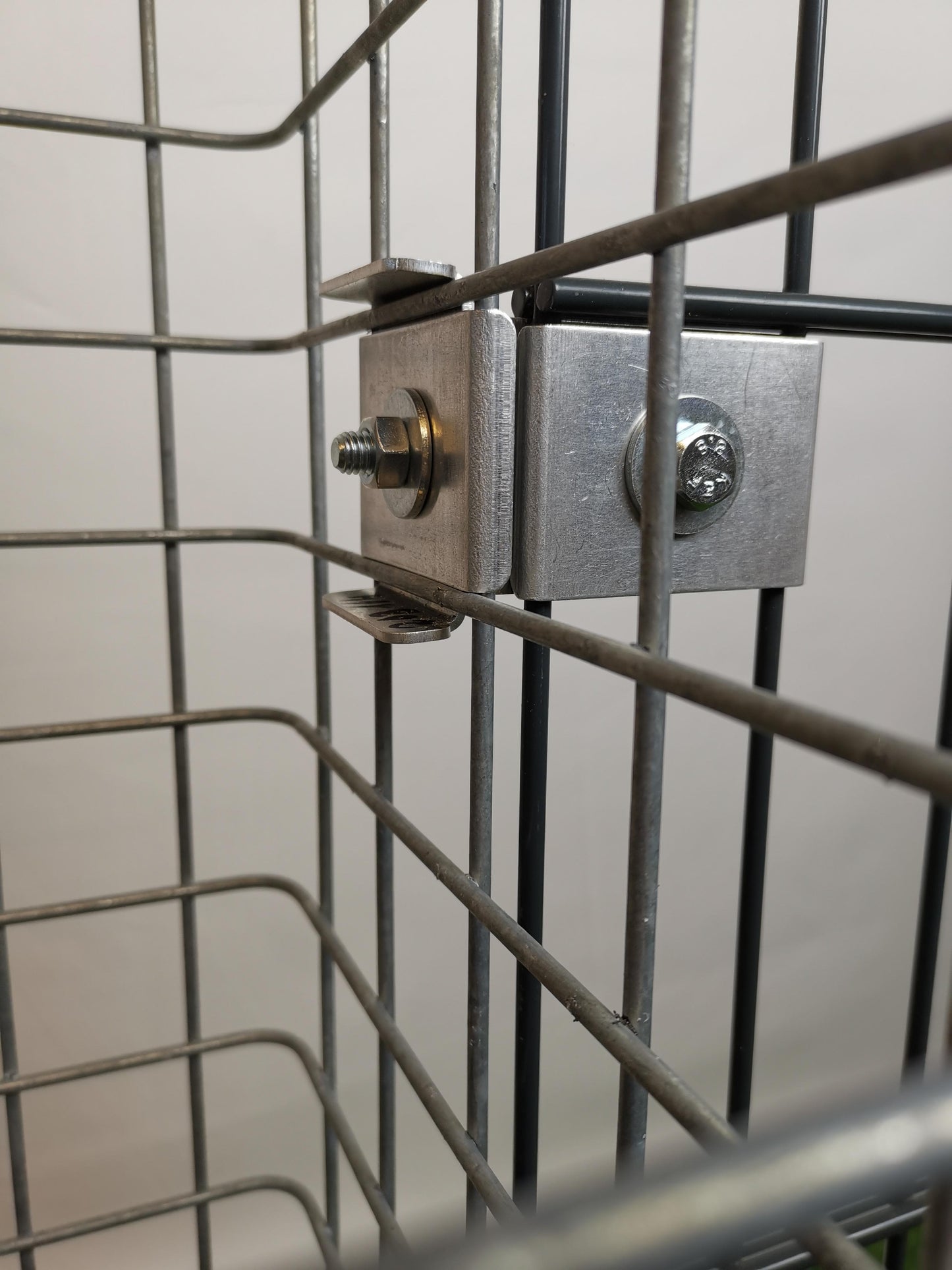 Grampo com suporte de cerca 5 x 5 cm para malha de haste dupla, alumínio