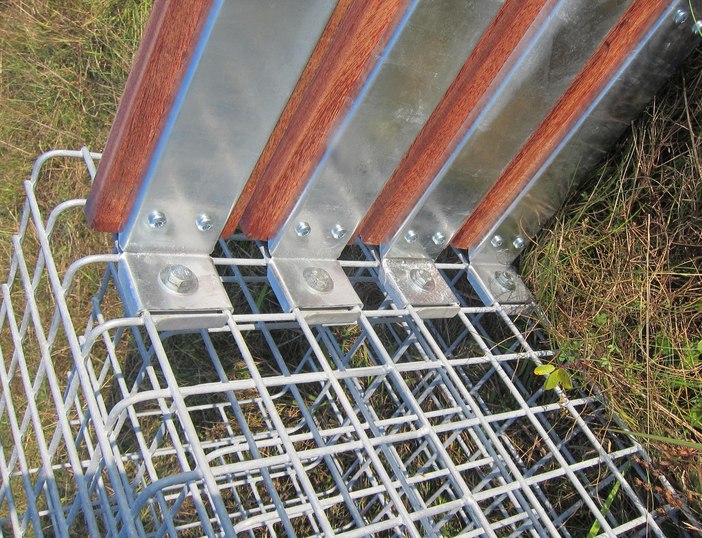 Banco de gabiões com 3 colunas de flores - madeira de Cumaru, 205 cm de comprimento x 60 cm de altura x 37 cm de profundidade, galvanizado a quente, MW 5 x 5 cm