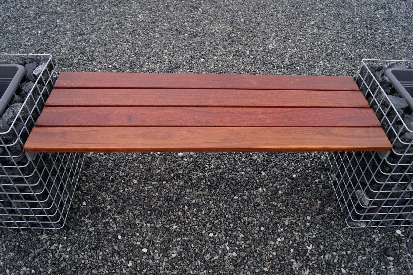 Panchina da giardino con 2 colonne di fiori - Legno Cumaru, 200 cm di lunghezza x 62 cm di altezza x 37 cm di profondità, zincato a caldo, MW 5 x 5 cm