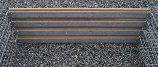 Panchina di gabbioni con 3 gabbioni a spirale in legno di Cumaru, 205 cm di lunghezza x 60 cm di altezza x 37 cm di profondità, zincati, MW 5 x 5 cm