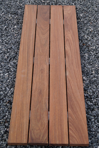 Gabionbänk av Cumaru-trä, 115 cm lång x 50 cm hög x 42 cm djup, varmförzinkad, MW 5 x 10 cm
